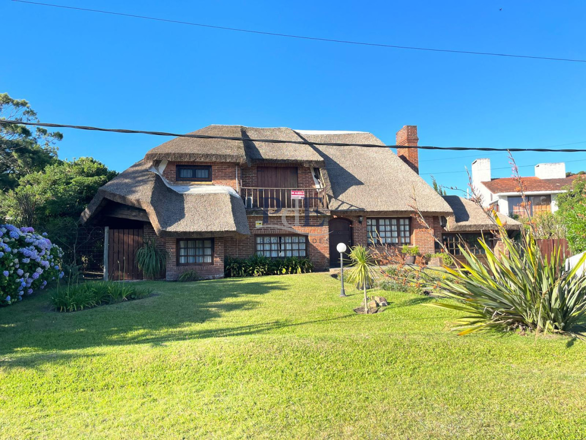 Hermosa cabaña de 4 dormitorios en venta a metros de Playa Mansa, Punta del Este - Imagen 33