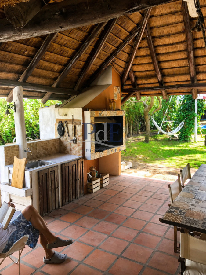 Chalet de 4 dormitorios, piscina y parrillero en venta, Zona tranquila. Punta del Este. - Imagen 17