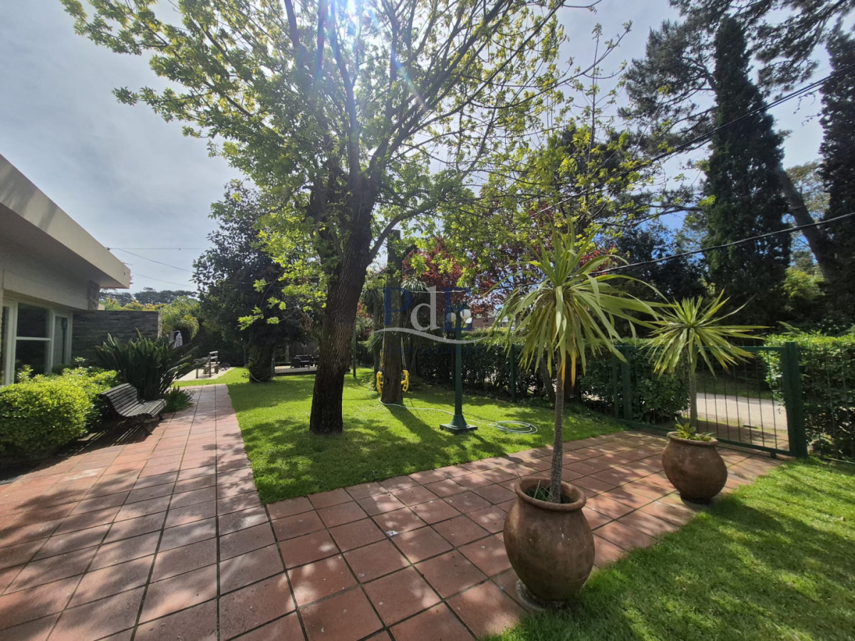 Casa de 4 dormitorios en Punta del Este con 2300 m2 de terreno - Imagen 1