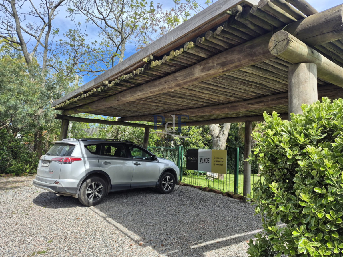 Casa de 4 dormitorios en Punta del Este con 2300 m2 de terreno - Imagen 4