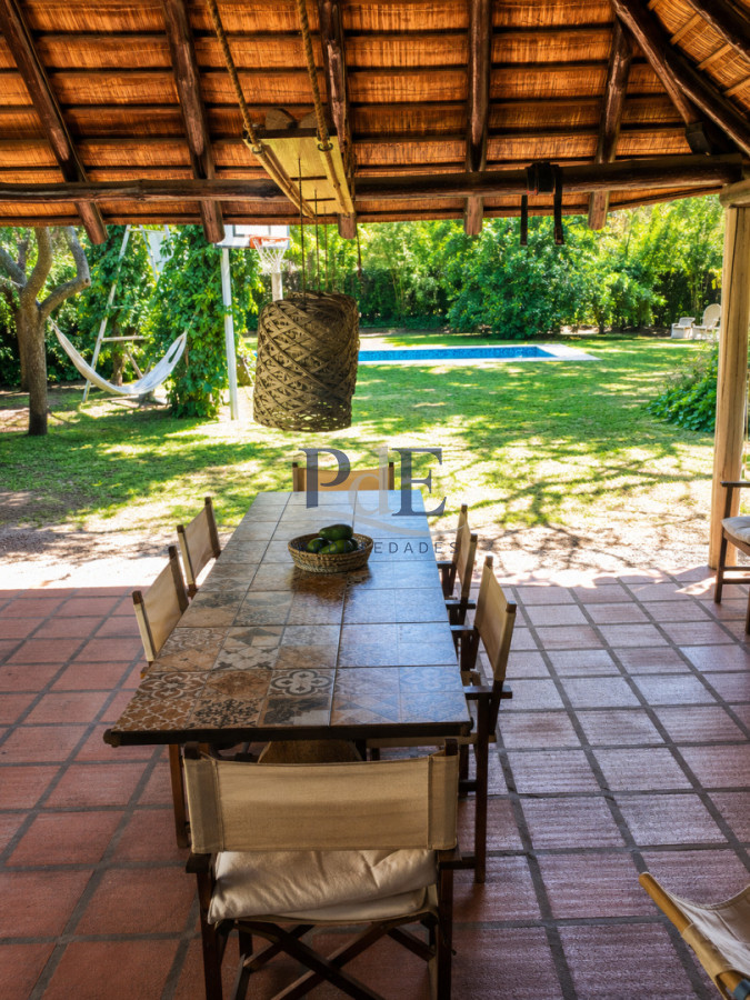 Chalet de 4 dormitorios, piscina y parrillero en venta, Zona tranquila. Punta del Este. - Imagen 13