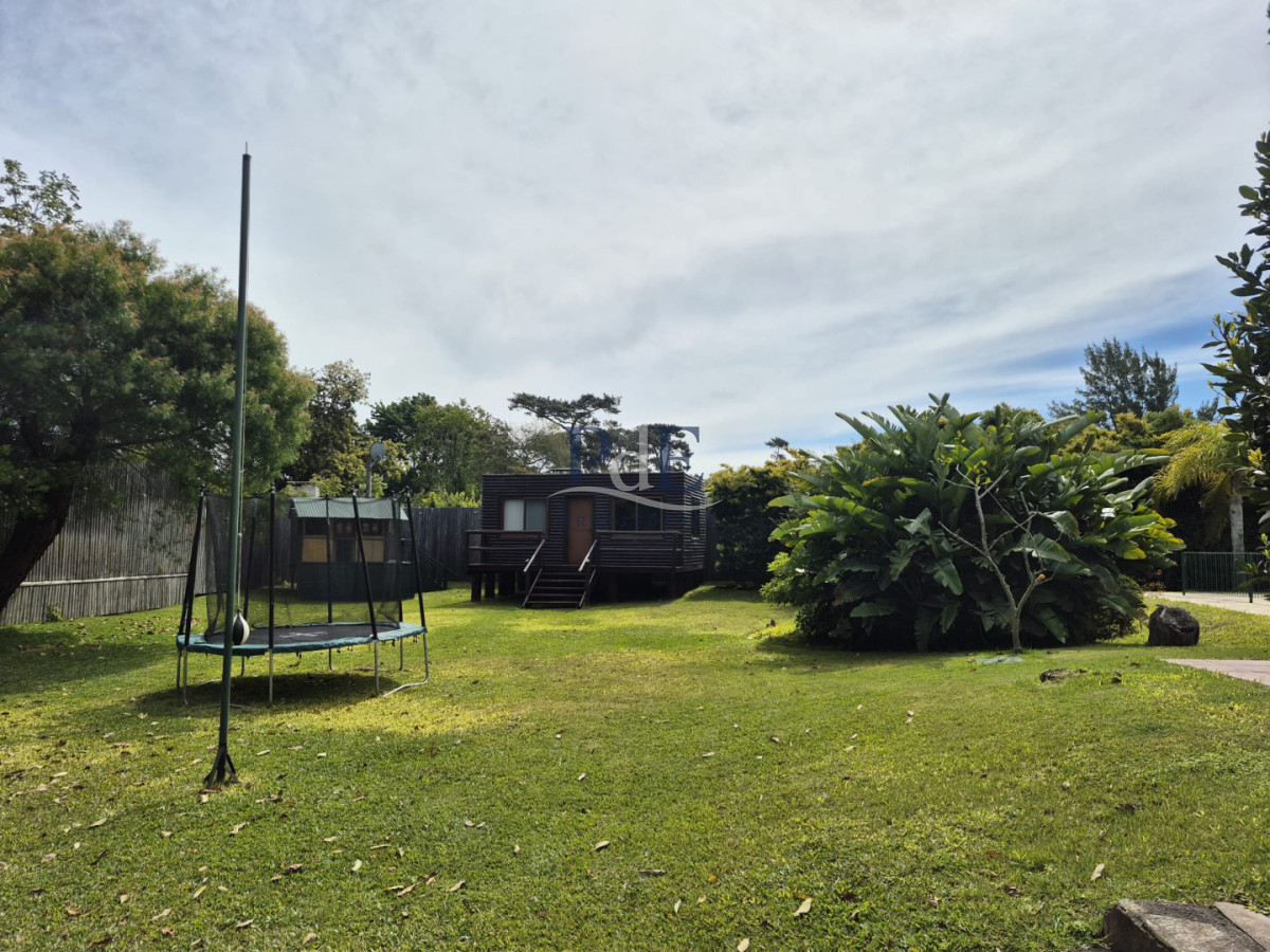 Casa de 4 dormitorios en Punta del Este con 2300 m2 de terreno - Imagen 8