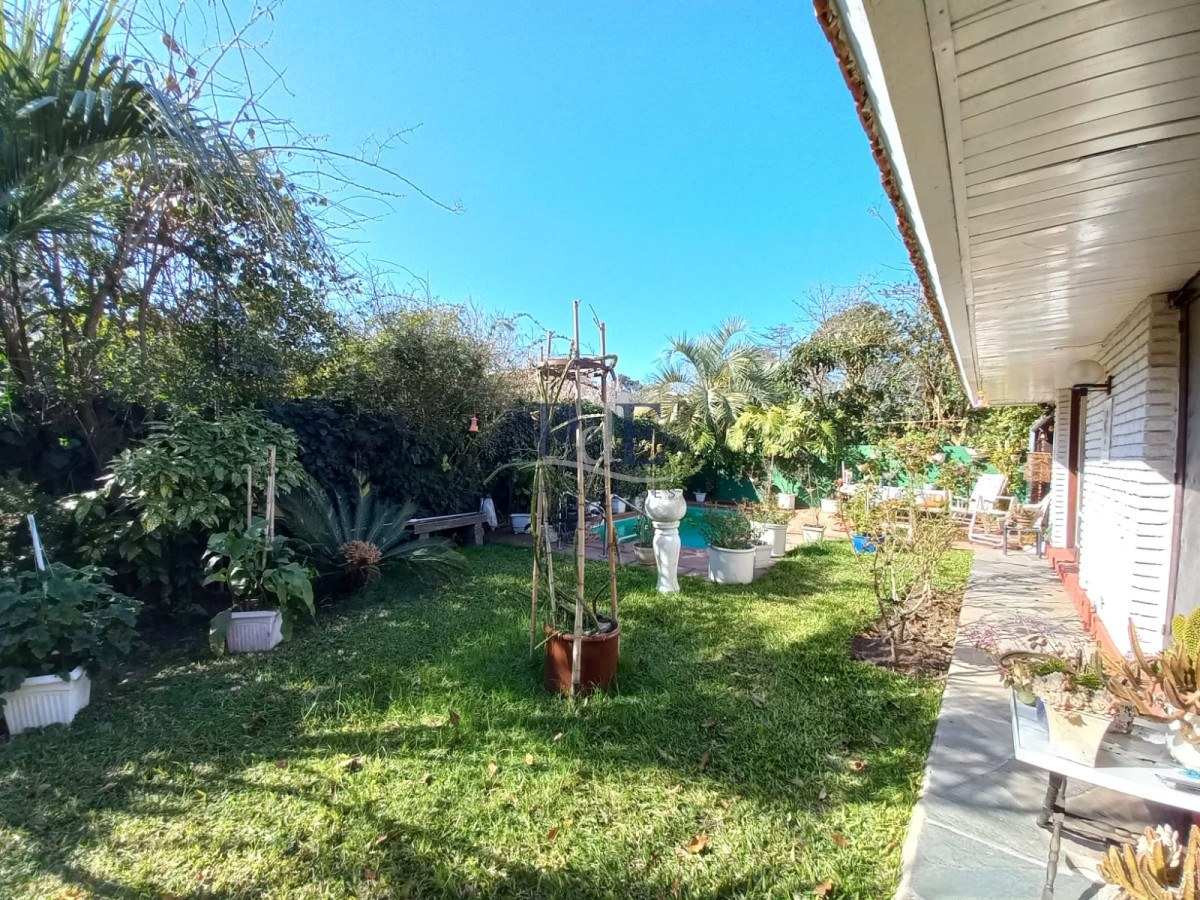 Vende casa de 4 dormitorios en Pinares, cerca del mar. Punta del Este.  - Imagen 18