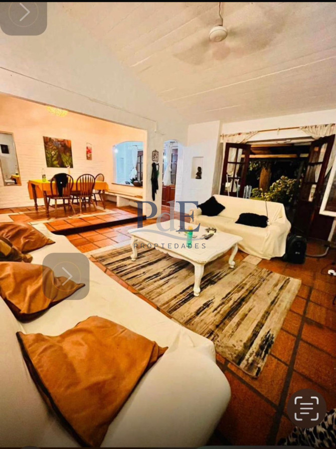 Vende casa en Punta del Este de 4 dormitorios.