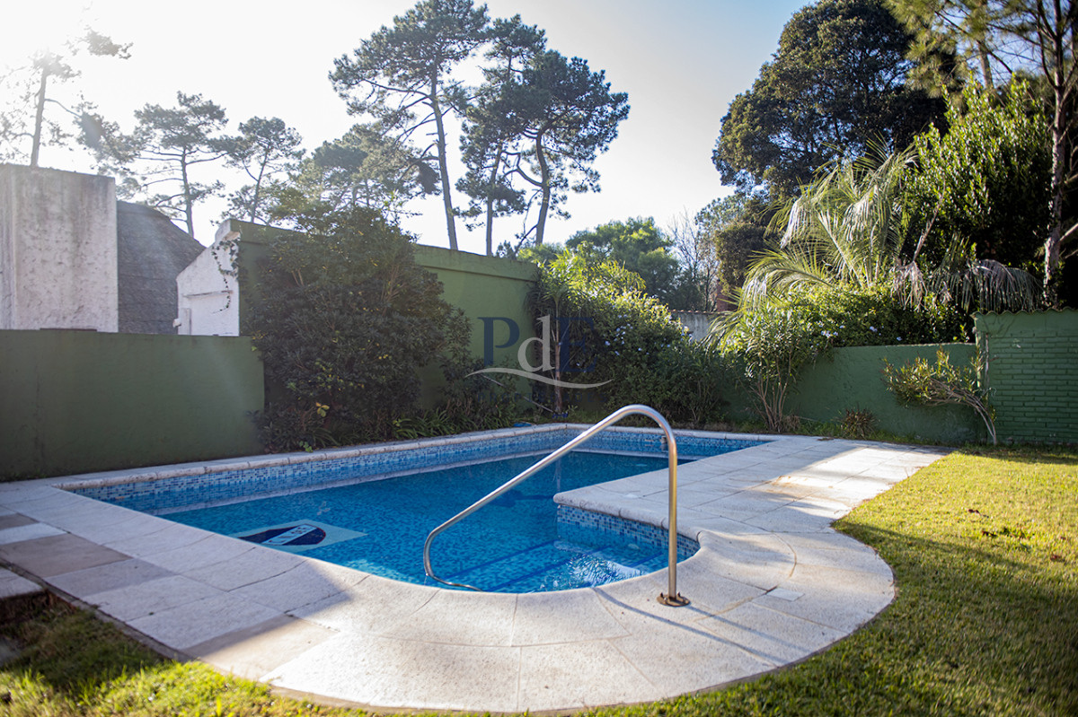 Muy linda casa en venta, zona inmejorable, 3 dormitorios y servicio - Imagen 1
