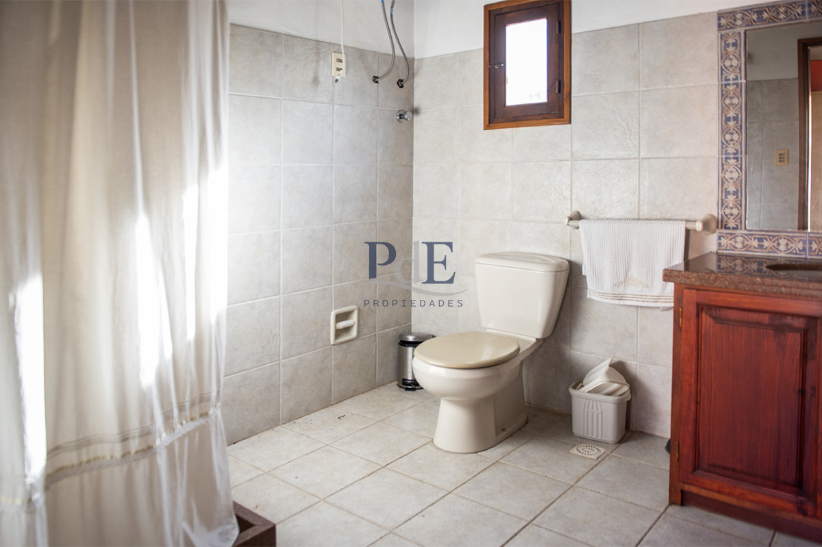 Muy linda casa en venta, zona inmejorable, 3 dormitorios y servicio - Imagen 47