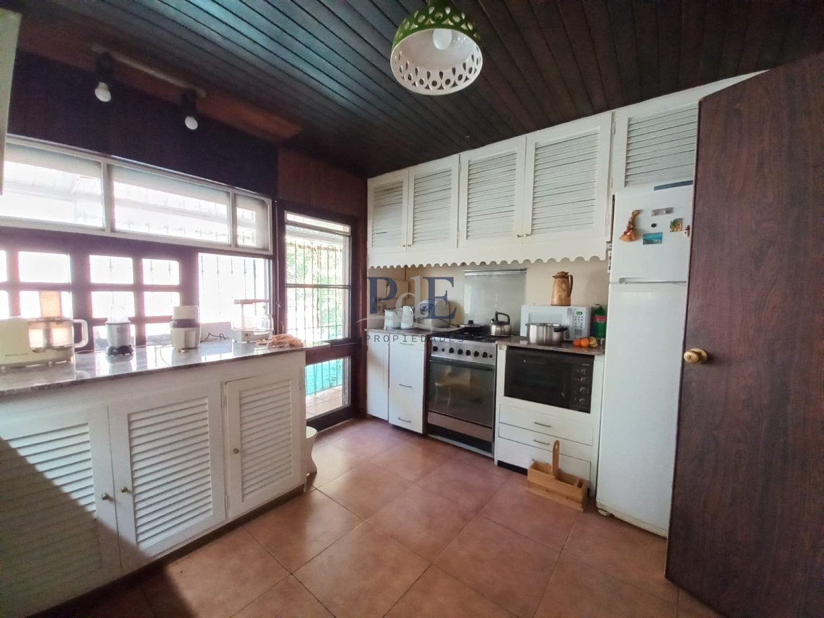 Vende casa de 4 dormitorios en Pinares, cerca del mar. Punta del Este.  - Imagen 4
