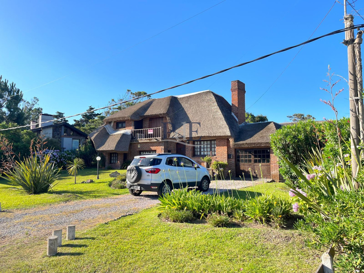 Hermosa cabaña de 4 dormitorios en venta a metros de Playa Mansa, Punta del Este - Imagen 9