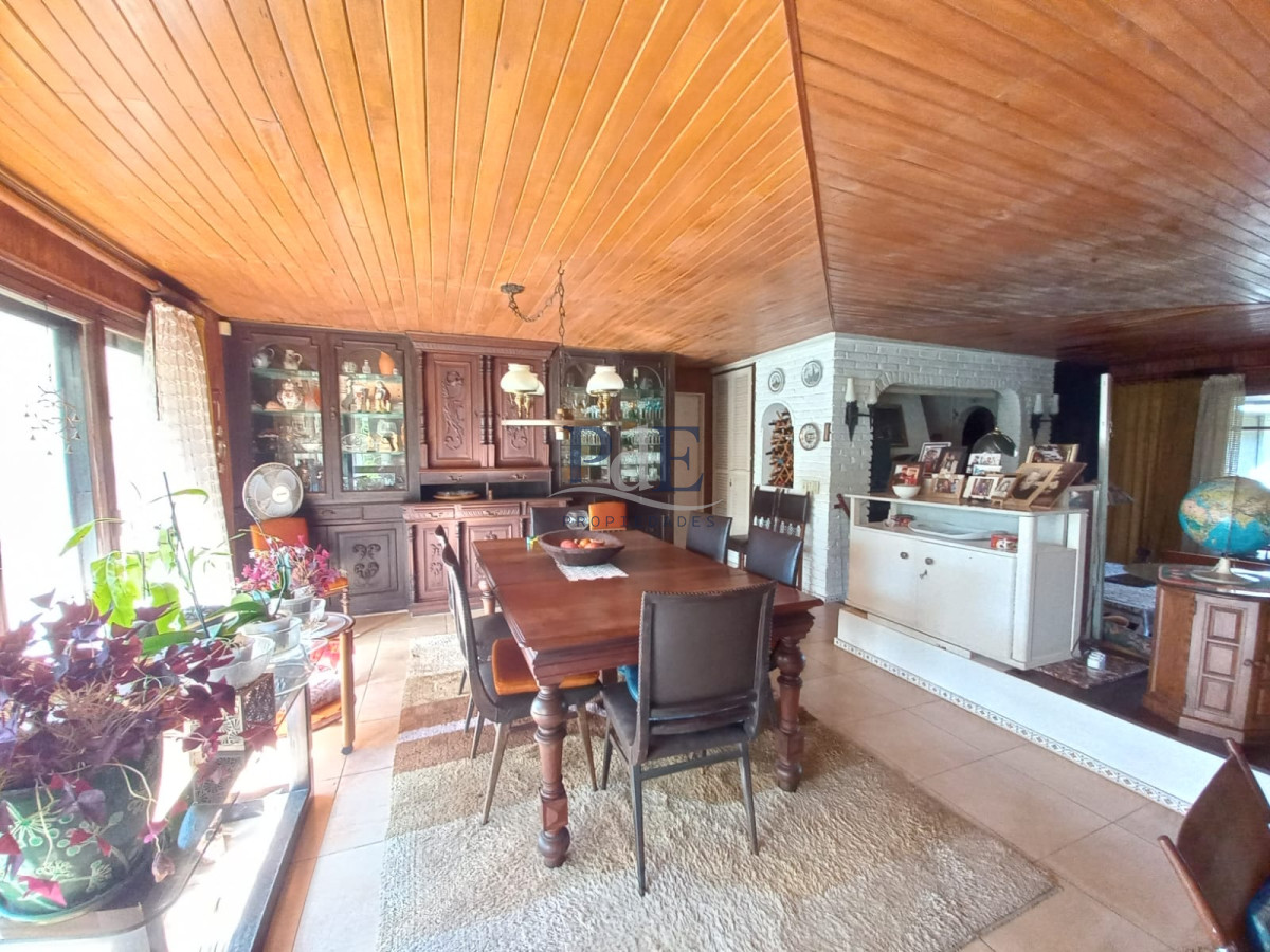 Vende casa de 4 dormitorios en Pinares, cerca del mar. Punta del Este.  - Imagen 2