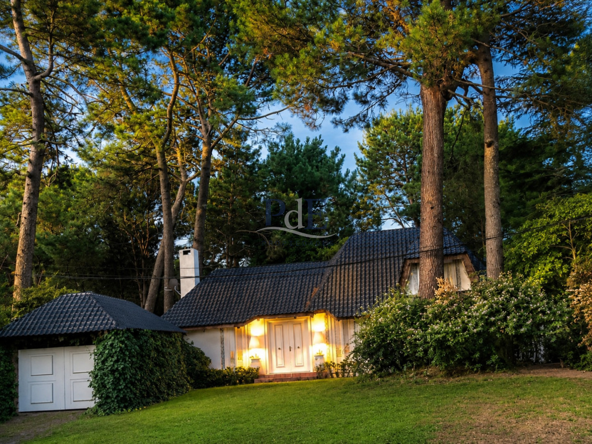 Chalet de 4 dormitorios, piscina y parrillero en venta, Zona tranquila. Punta del Este. - Imagen 19