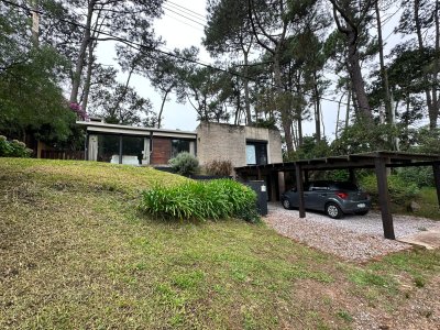 Pinares | Casa para Vivir Todo el Año a Dos Cuadras de la Laguna