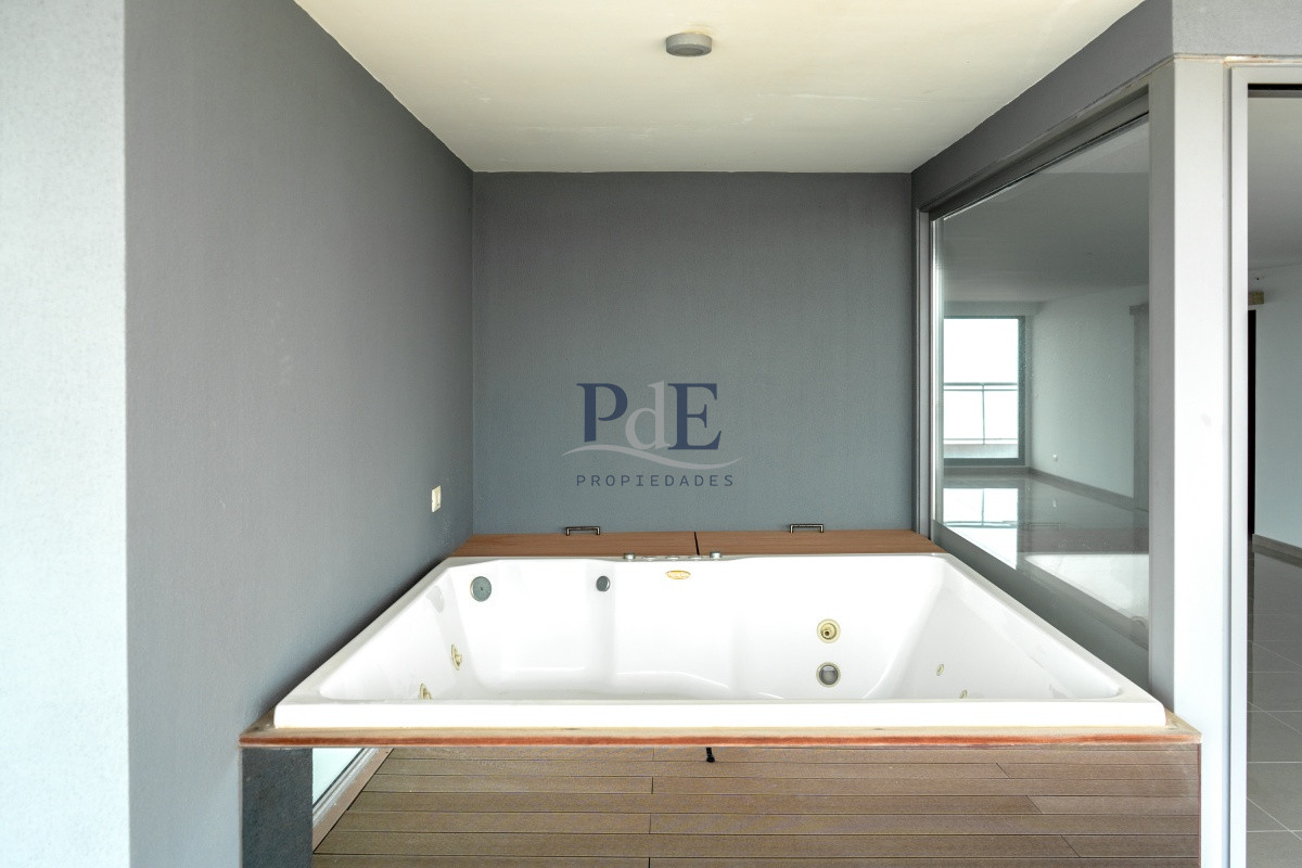 Vende departamento de 2 dormitorios finamente decorado en Torre Onix, Punta del Este - Imagen 23
