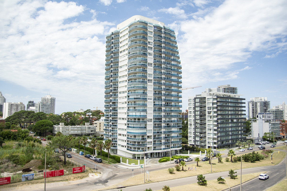 Apartamento ID.21098693 - Apartamento de 3 dormitorios a la venta en playa Mansa Punta del Este
