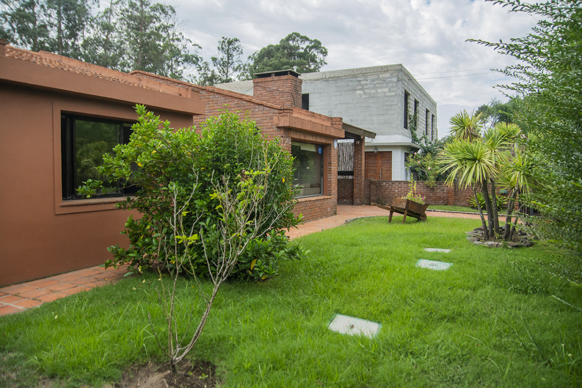 Casa ID.21098679 - En venta casa de 3 Dormitorios en Jardines de Córdoba con Barbacoa 
