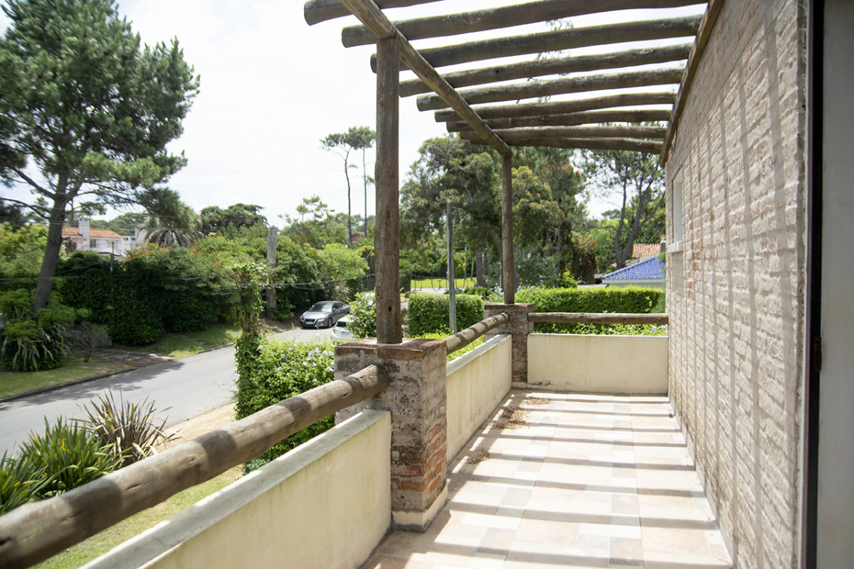 Casa ID.111 - Excelente chalet de 5 dormitorios en venta a pasos de Playa Mansa Punta del Este