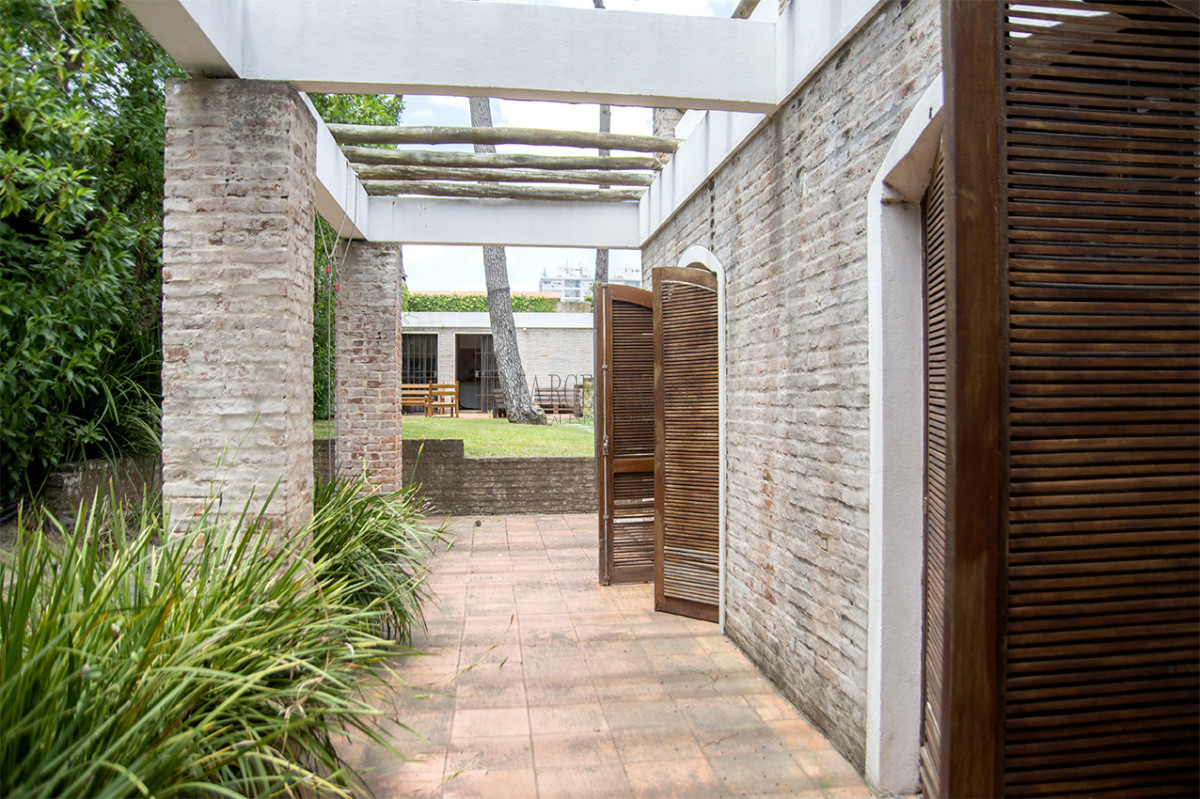 Casa ID.111 - Excelente chalet de 5 dormitorios en venta a pasos de Playa Mansa Punta del Este