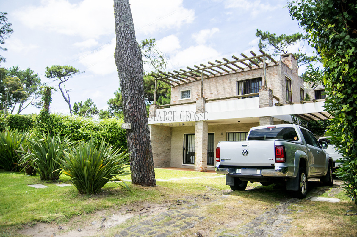 Casa ID.111 - Excelente chalet de 5 dormitorios en venta a pasos de Playa Mansa Punta del Este