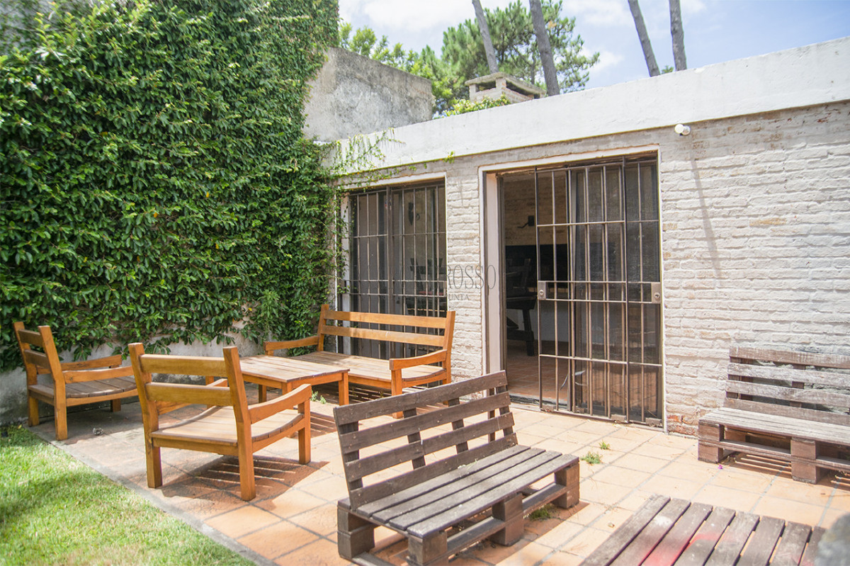 Casa ID.111 - Excelente chalet de 5 dormitorios en venta a pasos de Playa Mansa Punta del Este