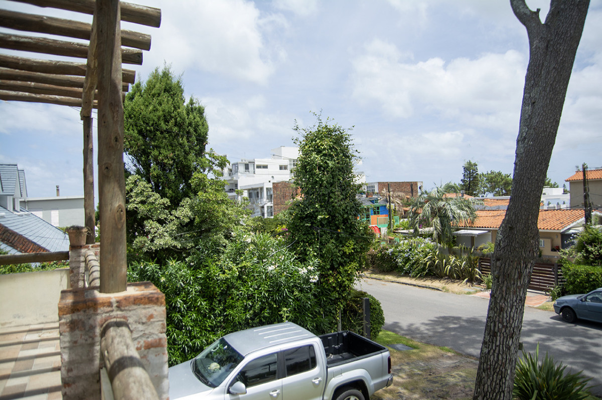 Casa ID.111 - Excelente chalet de 5 dormitorios en venta a pasos de Playa Mansa Punta del Este