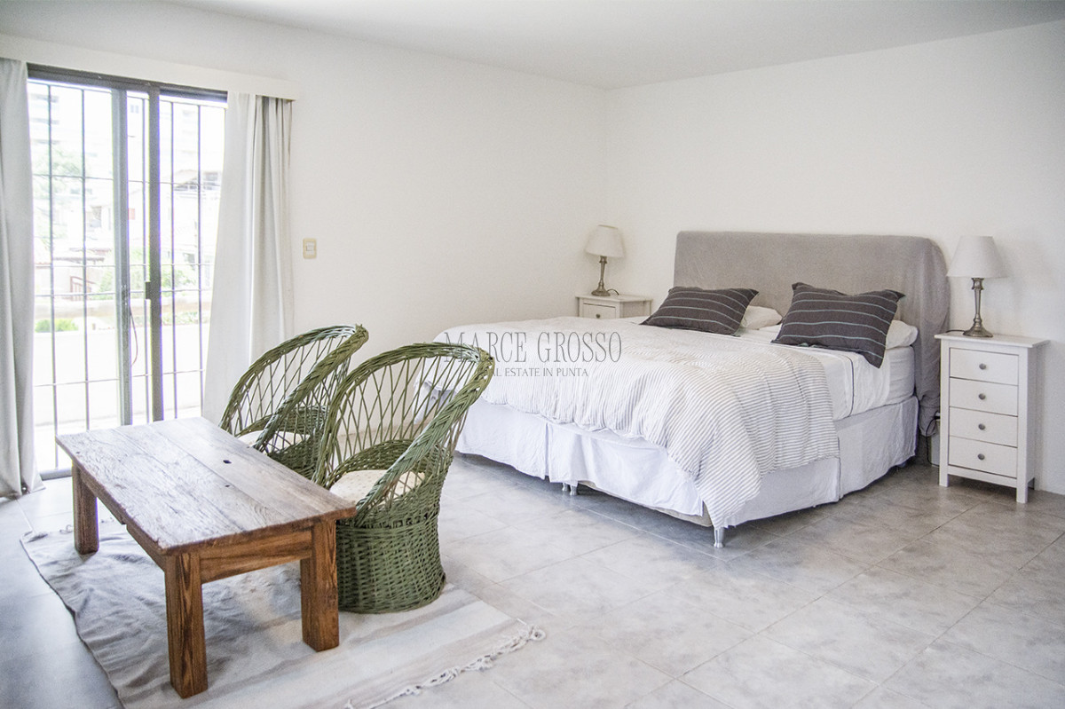 Casa ID.111 - Excelente chalet de 5 dormitorios en venta a pasos de Playa Mansa Punta del Este