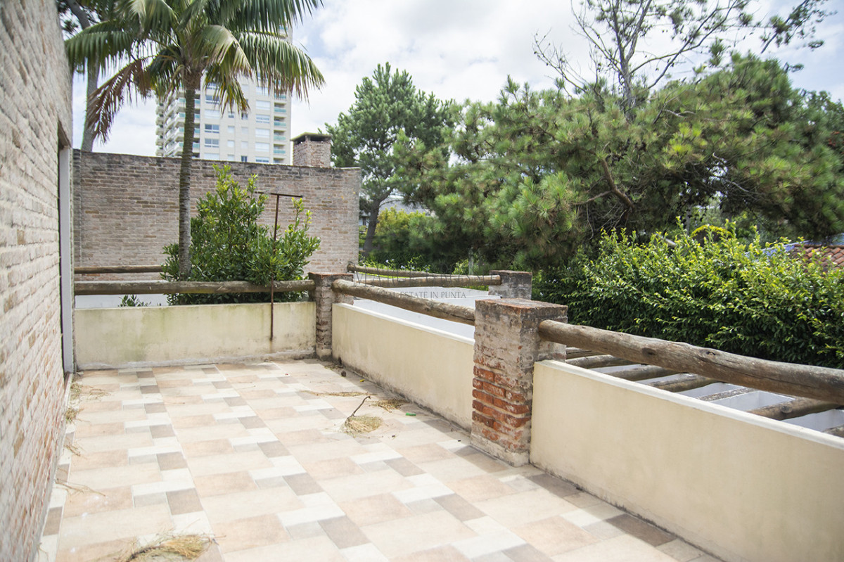 Casa ID.111 - Excelente chalet de 5 dormitorios en venta a pasos de Playa Mansa Punta del Este