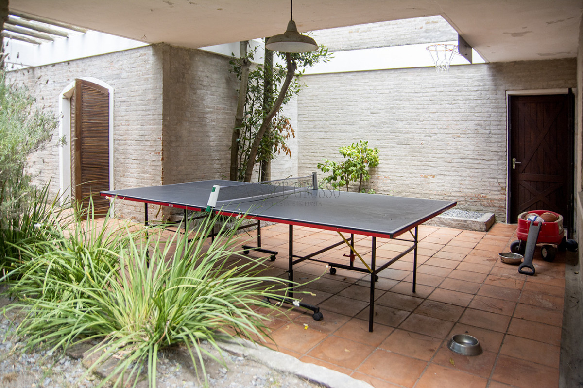 Casa ID.111 - Excelente chalet de 5 dormitorios en venta a pasos de Playa Mansa Punta del Este