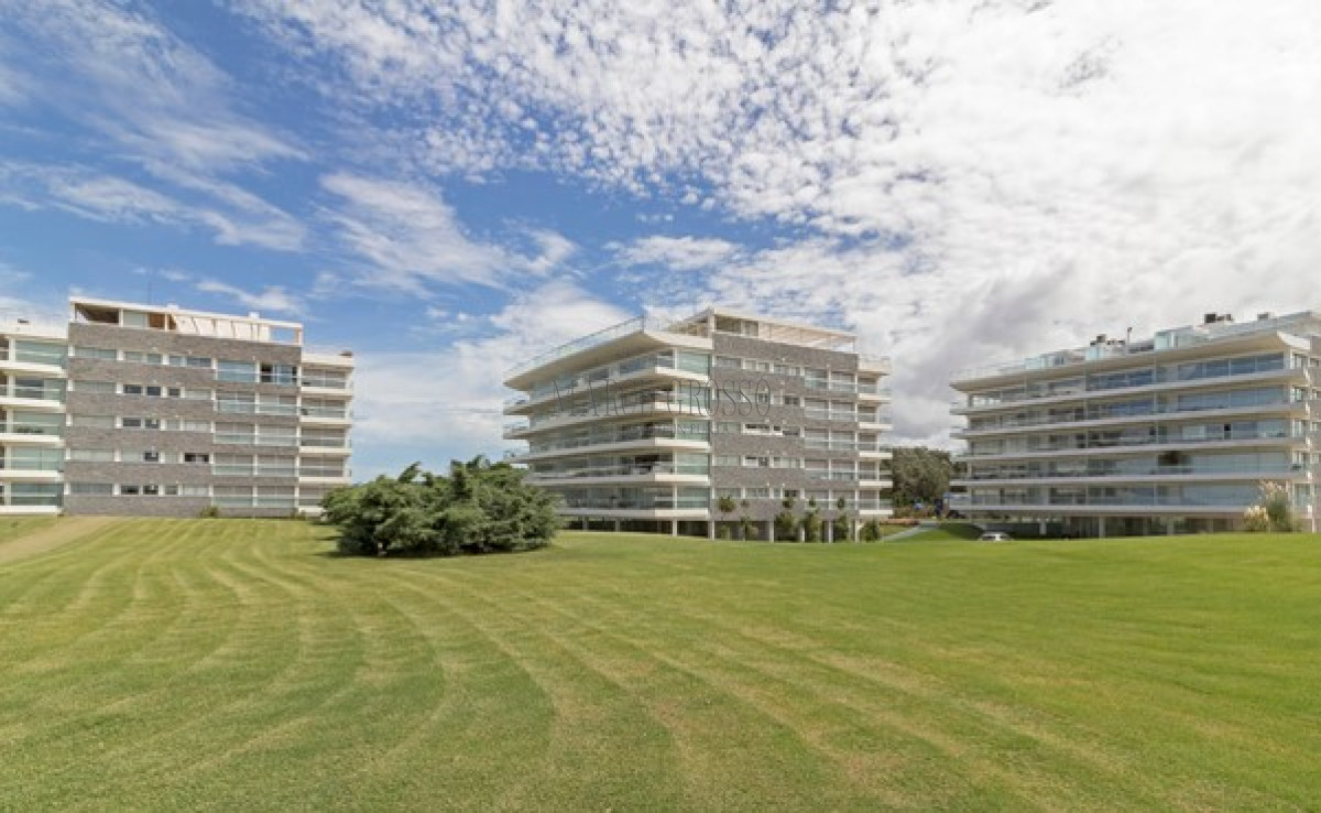 Apartamento ID.322 - Vende espectacular apartamento en Brava de 3 dormitorios.