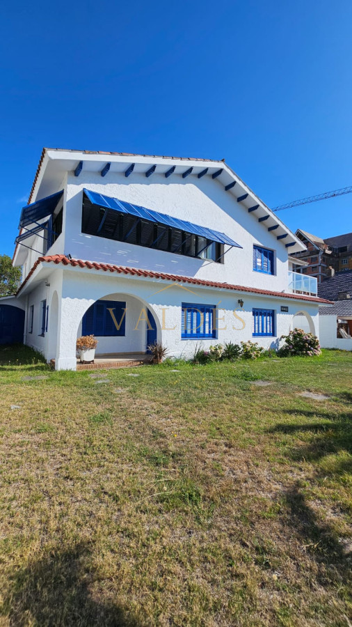 Casa ID.500 - Importante residencia frente al mar en venta.