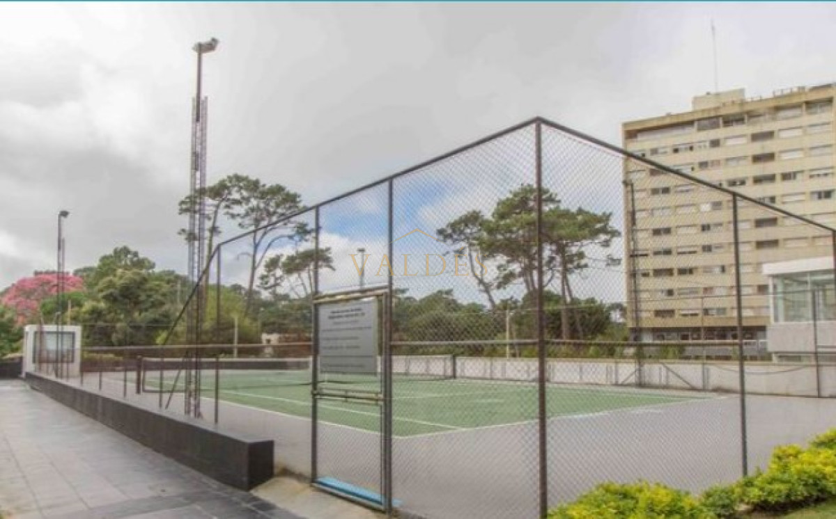 Apartamento ID.5313 - Vende apto de 2 dormitorios con vista al mar en Punta del este