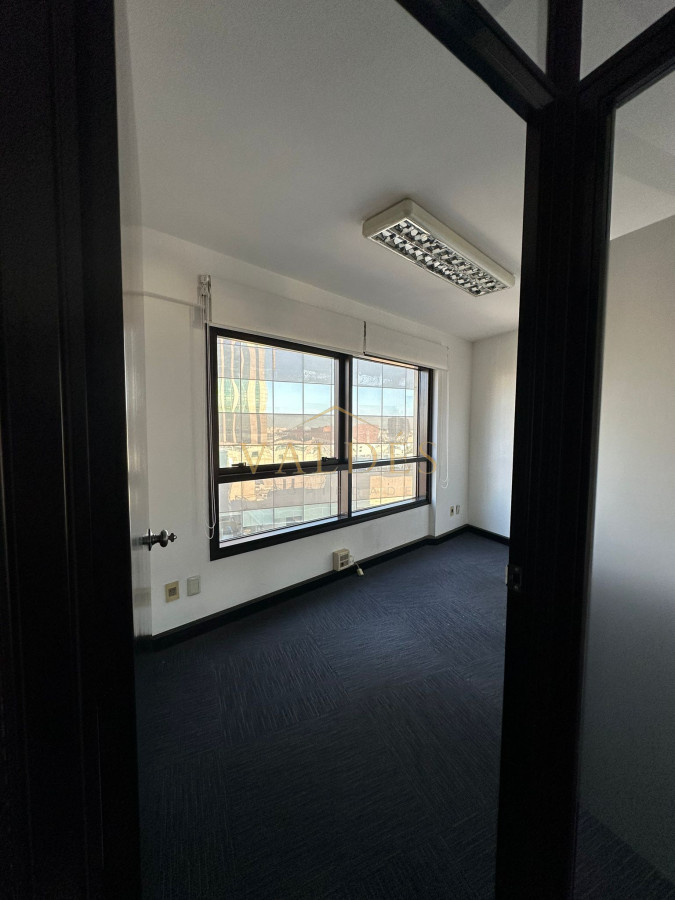 Oficina ID.5083 - Venta y alquiler frente a plaza Independencia Montevideo, torre X, torre de categoría ( son dos oficinas unidas)   