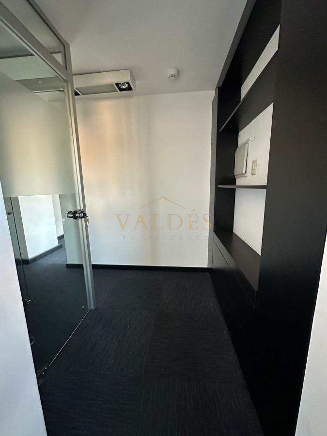 Oficina ID.5083 - Venta y alquiler frente a plaza Independencia Montevideo, torre X, torre de categoría ( son dos oficinas unidas)   