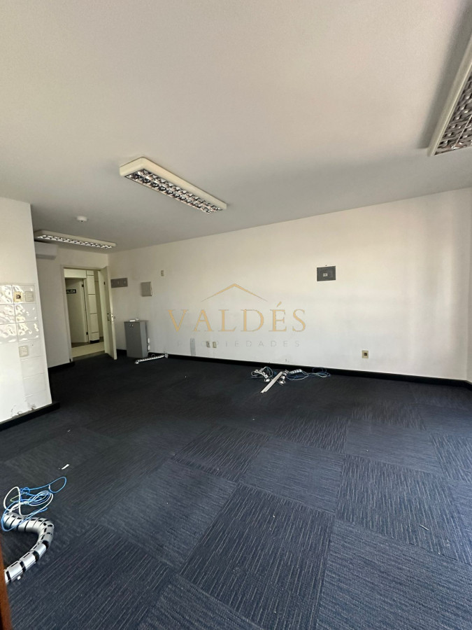 Oficina ID.5083 - Venta y alquiler frente a plaza Independencia Montevideo, torre X, torre de categoría ( son dos oficinas unidas)   
