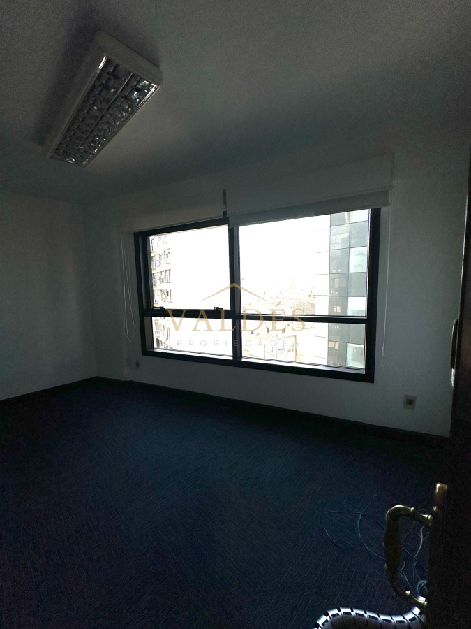 Oficina ID.5083 - Venta y alquiler frente a plaza Independencia Montevideo, torre X, torre de categoría ( son dos oficinas unidas)   
