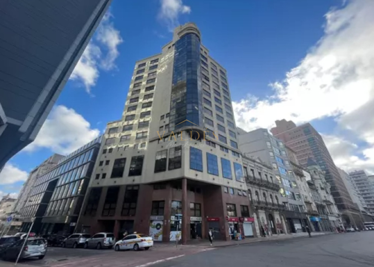 Oficina ID.5083 - Venta y alquiler frente a plaza Independencia Montevideo, torre X, torre de categoría ( son dos oficinas unidas)   