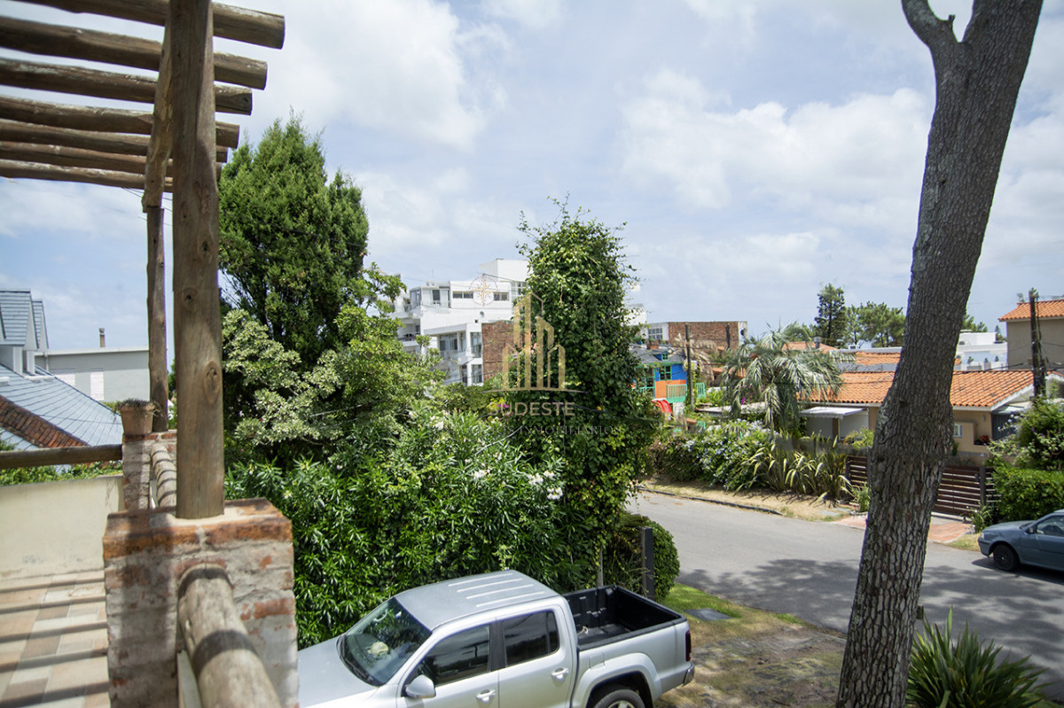 Casa ID.119 - Excelente chalet de 5 dormitorios en venta a pasos de Playa Mansa Punta del Este