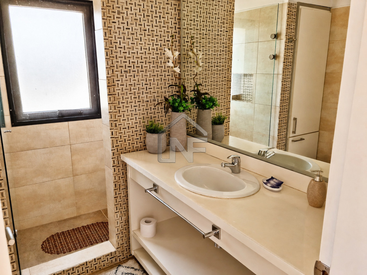 Casa ID.257 - Casa en venta de 2 dormitorios distribuida en 2 comodas plantas, en Pinares.