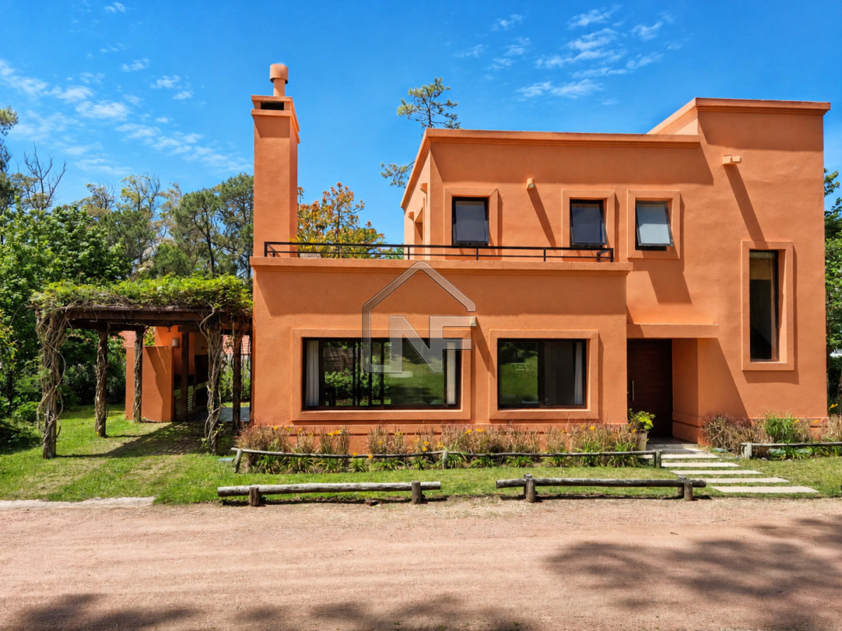 Casa ID.257 - Casa en venta de 2 dormitorios distribuida en 2 comodas plantas, en Pinares.