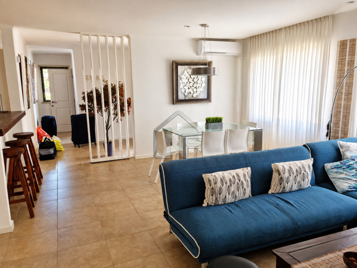 Casa ID.257 - Casa en venta de 2 dormitorios distribuida en 2 comodas plantas, en Pinares.