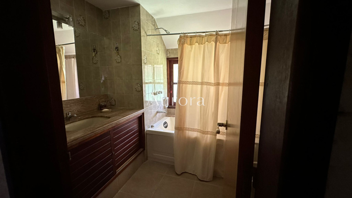 Casa ID.309 - En venta casa en San Rafael, de 4 dormitorios mas dep, con 2 cocheras