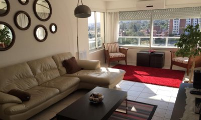 Vende Apartamento en Playa Mansa, Punta del Este de 3 dormitorios