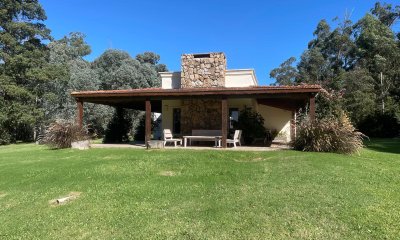 Vende impresionante casa en Punta Ballena de 2 dormitorios.