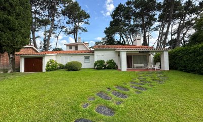 Gran casa estilo tradicional de 4 dormitorios en venta en Playa Mansa