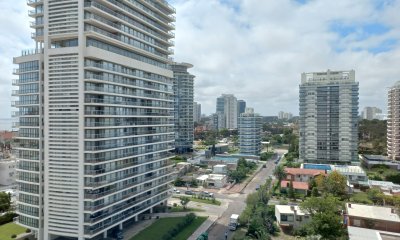 Vende apartamento de 1 dormitorio, reciclado en Torre del Plata, Punta del Este.