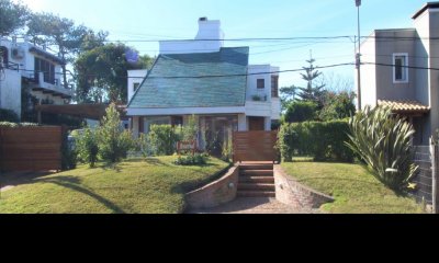 Casa en venta en playa Brava a solo 100 mts del mar. 4 dormitorios + dep.