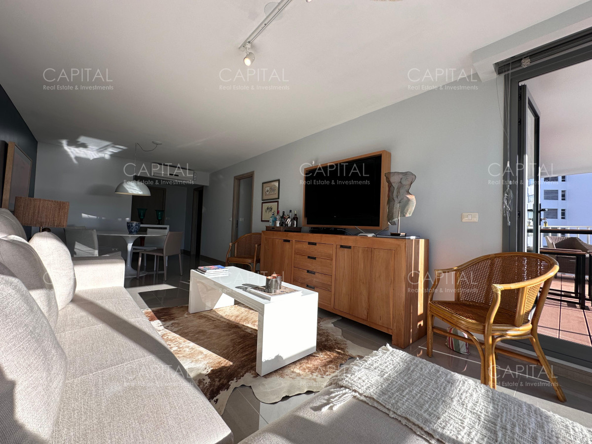 Apartamento ID.38089 - Vende departamento de 2 dormitorios finamente decorado en Torre Onix, Punta del Este
