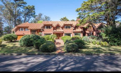Vende espectacular casa en Beverly Hills - Punta del Este de 2 plantas con piscina, parrillero