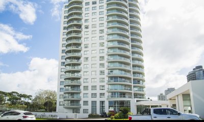 VENTA DE APARTAMENTO DE 2 DORMITORIOS EN EDIFICIO OCEAN DRIVE PUNTA DEL ESTE