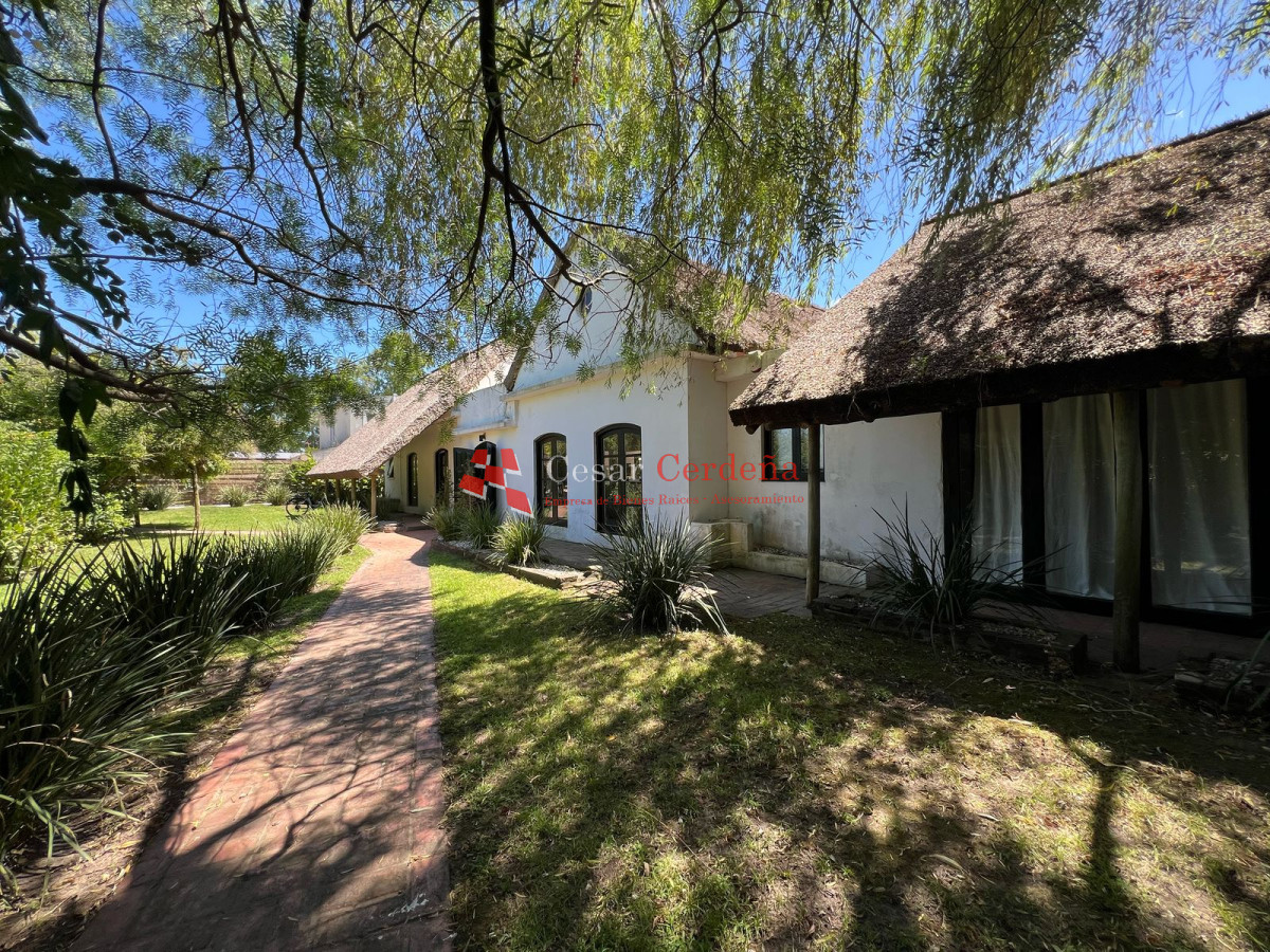 Casa ID.1920 - VENTA - Amplia casa a la venta en Punta del Este de 6 dormitorios en el Tesoro a 200 mts de ruta 10