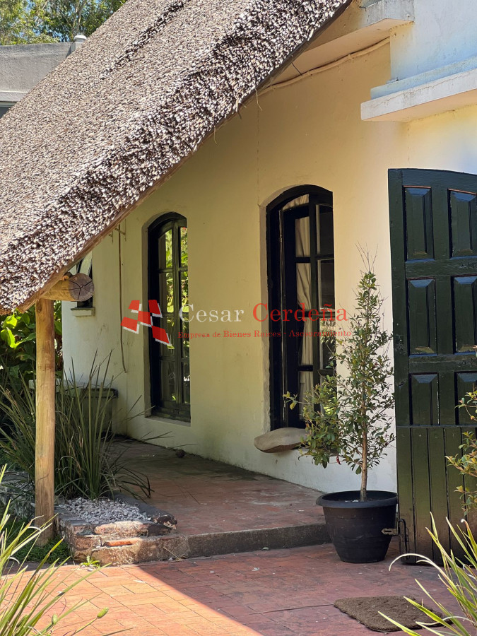 Casa ID.1920 - VENTA - Amplia casa a la venta en Punta del Este de 6 dormitorios en el Tesoro a 200 mts de ruta 10