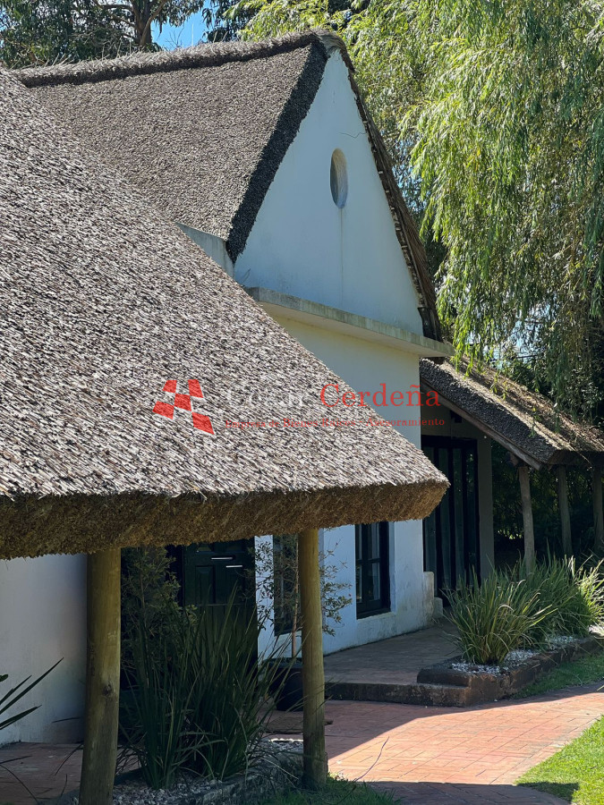 Casa ID.1920 - VENTA - Amplia casa a la venta en Punta del Este de 6 dormitorios en el Tesoro a 200 mts de ruta 10